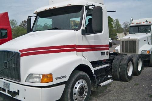 VOLVO VNM 64T TRUCK TRACTOR