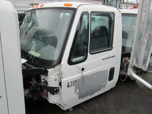 INTERNATIONAL 4300 CAB