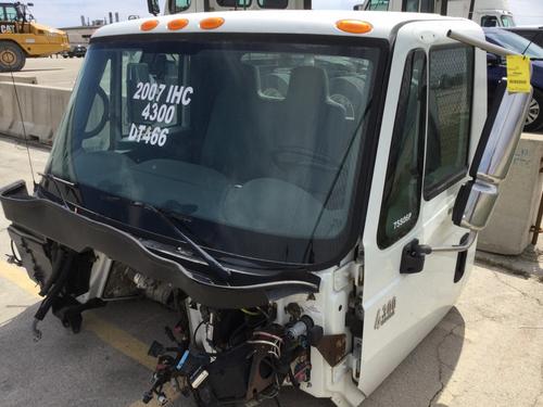 INTERNATIONAL 4300 CAB