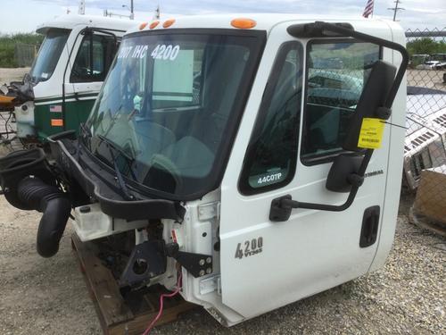 INTERNATIONAL 4200 CAB