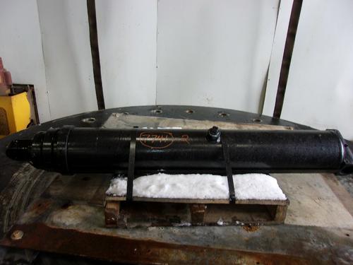   HYDRAULIC CYLINDERS
