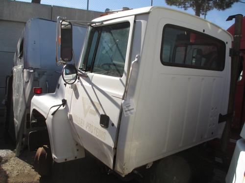 FORD L8000 CAB CLIP