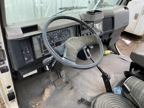 INTERNATIONAL 4700 CAB