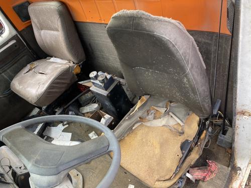 INTERNATIONAL 4900 CAB