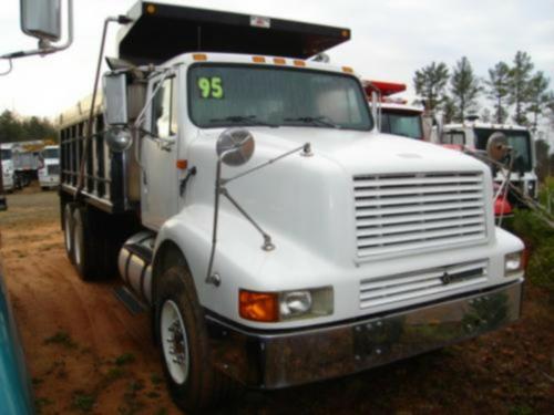 INTERNATIONAL 8200 Trucks