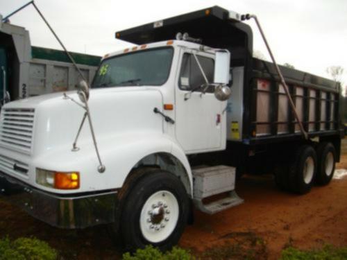 INTERNATIONAL 8200 Trucks