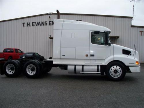 VOLVO VNL64T Trucks